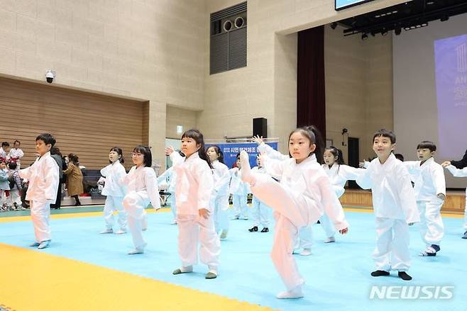 [충주=뉴시스] 이도근 기자= 22일 충북 충주시 금릉동 유네스코 국제무예센터에서 제10회 시민택견체조경연대회가 열리고 있다. 한국택견협회가 주최·주관한 이번 대회는 학생, 동호인 등 29개팀 450여명이 참가, 택견 생활체조와 당뇨체조, 창작 체조 등을 선보였다. (사진=충주시 제공) 2023.11.22. photo@newsis.com *재판매 및 DB 금지