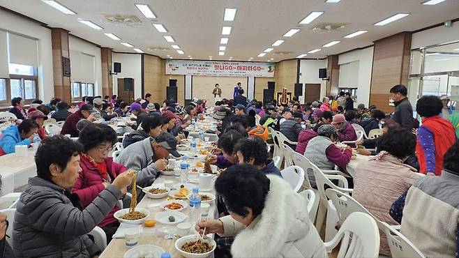 [광주=뉴시스] 구길용 기자 = 봉사단체 '아름다운 동행(대표 김기석)'은 지난 21일 능주면 복지회관에서 지역 어르신 등 300여명을 초청해 '짜장면 데이'를 개최했다. (사진=화순군 제공). 2023.11.22. photo@newsis.com *재판매 및 DB 금지