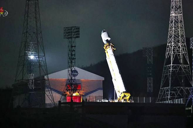 [서울=뉴시스] 북한이 21일 오후 10시 42분께 평안북도 철산군 서해위성발사장에서 신형위성운반로케트 '천리마-1'형에 정찰위성 '만리경-1'호를 탑재해 성공적으로 발사했다고 조선중앙TV가 22일 보도했다.  (사진=조선중앙TV 캡처) 2023.11.22. photo@newsis.com *재판매 및 DB 금지