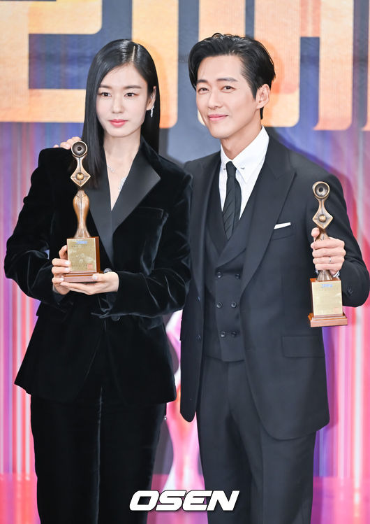 [OSEN=박준형 기자]  22일 오후 서울 상암동 MBC 사옥 M라운지에서 2023 그리메상 시상식이 진행됐다.그리메상은 한 해 동안 가장 뛰어난 영상미와 창의력을 보여준 촬영인의 공로를 기리기 위해 마련된 상으로 올해 '2023 그리메상' 대상 수상작에는 MBC 드라마 '연인'이 선정됐다. 그리고 이 드라마의 주연인 남궁민과 안은진은 남녀 최우수 연기자상을 수상한다.최우수 연기상을 수상한 안은진과 남궁민이 포즈를 취하고 있다.   2023.11.22 / soul1014@osen.co.kr