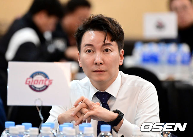 [OSEN=최규한 기자] 22일 오후 서울 양재동 더케이호텔 서울에서 ‘2023 KBO 2차 드래프트’가 열렸다.2019년 이후 4년 만에 열리는 2차 드래프트는 메이저리그의 ‘룰5 드래프트’를 모티브로 해서 만들어진 제도다. 기존 구단에서 기회를 받지 못했거나 잠시 전력에서 밀려난 베테랑 선수들에게 기회의 장을 마련하기 위한 제도다. 2차 드래프트 시작을 앞두고 롯데 박준혁 단장이 생각에 잠겨 있다. 2023.11.22 / dreamer@osen.co.kr