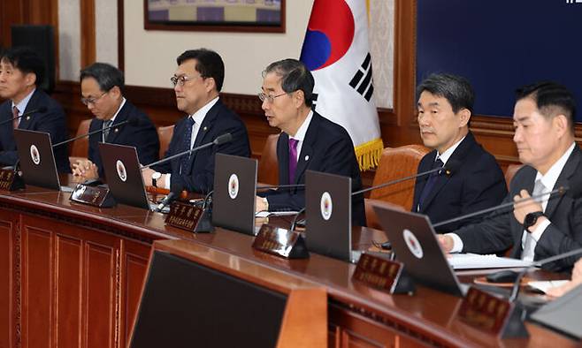 한덕수 국무총리가 22일 오전 서울 종로구 정부서울청사에서 열린 북한 군사정찰위성 '만리경 1호' 발사 대응, 9.19 남북군사합의 일부 효력정지 안건을 다루는 임시 국무회의에 참석해 발언하고 있다. 뉴시스