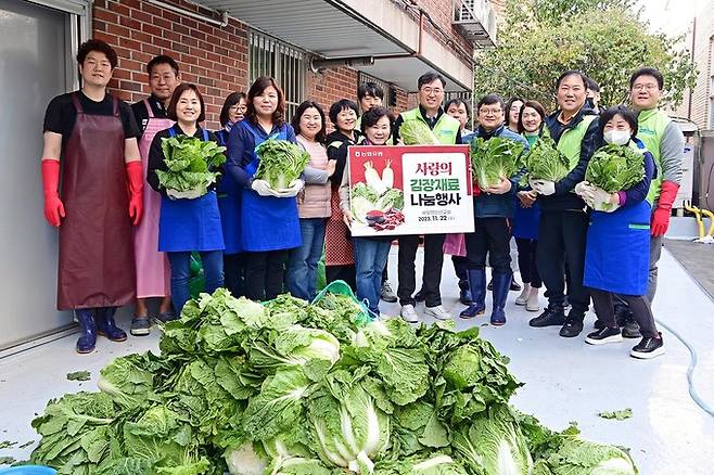 22일 농협유통·농협하나로유통 임직원들이 서울 서초구 새빛맹인선교회에서 사랑의 김장재료 나눔 행사를 하고 있다.