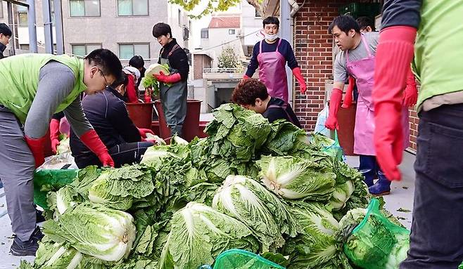 22일 농협유통·농협하나로유통 임직원들이 서울 서초구 새빛맹인선교회에서 사랑의 김장재료 나눔 행사를 하고 있다.