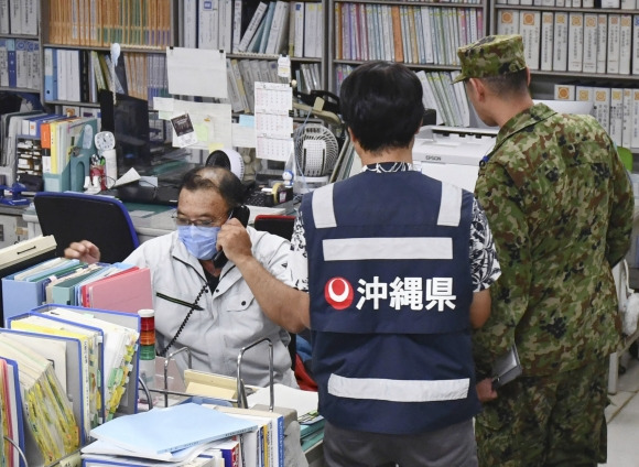 ‘북 주장’ 군사정찰위성 발사, 오키나와현청 비상근무 - 북한이 주장하는 군사정찰위성 3차 발사가 이뤄진 21일 밤 일본 오키나와현청에서 직원들이 비상 근무를 하고 있다. 2023.11.21. 연합뉴스