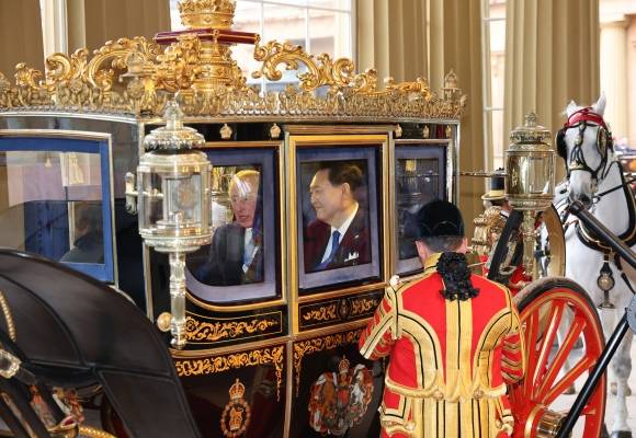 윤 대통령과 찰스 3세 국왕, 마차 타고 버킹엄궁 도착 - 영국을 국빈 방문한 윤석열 대통령과 찰스 3세 영국 국왕이 21일(현지시간) 런던 호스가즈 광장에서 열린 공식환영식을 마친 뒤 마차를 타고 버킹엄궁에 도착하고 있다. 2023.11.21. 연합뉴스