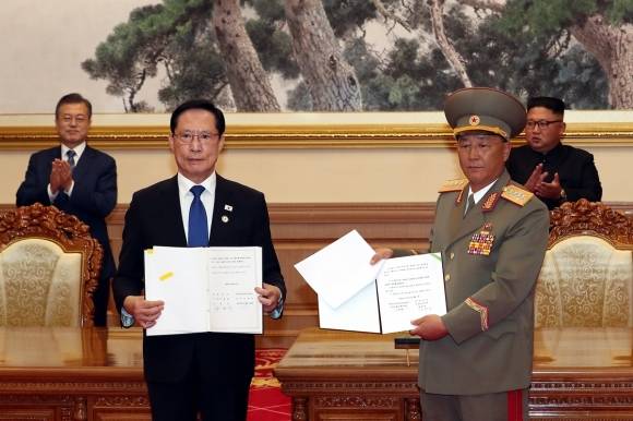 9·19 군사합의 서명식 - 문재인 대통령과 김정은 국무위원장이 참석한 가운데 19일 오전  평양 백화원 영빈관에서 군사합의문 서명식이 열리고 있다. 송영무 국방부 장관과 노광철 인민무력상이 군사 분야 합의문 서명식울 마치고 기념촬영을 하고 있다. 2018.9.19.  평양사진공동취재단