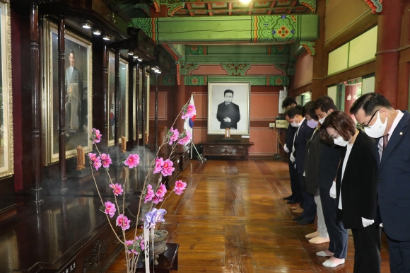 지난해 제77주년 광복절을 맞아 박희영(오른쪽 두 번째) 서울 용산구청장이 효창공원 의열사를 참배하고 있다. 용산구 제공