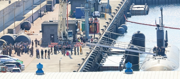 미해군 핵추진잠수함 제주해군기지 입항 - 미 해군의 로스앤젤레스(LA)급 핵추진잠수함 산타페함(SSN-763)이 22일 오전 서귀포시 강정동 제주해군기지에 입항해 해군 7기동전단 장병들이 환영행사를 열고 있다.  서귀포 연합뉴스