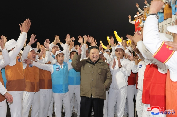 북한 “정찰위성 성공적 발사…궤도에 정확히 진입” - 북한은 22일 전날 밤 발사한 군사정찰위성 1호기 ‘만리경-1호’의 발사가 성공적으로 이뤄졌다고 밝혔다.  조선중앙통신은 이날 “국가항공우주기술총국은 2023년 11월 21일 22시 42분 28초에 평안북도 철산군 서해위성발사장에서 정찰위성 ‘만리경-1호’를 신형위성운반로켓 ‘천리마-1형’에 탑재해 성공적으로 발사했다”고 보도했다. 조선중앙통신 연합뉴스