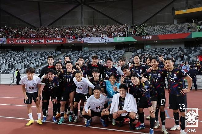 한국 남자축구대표팀이 21일 중국 선전 유니버시아드 스포츠센터에서 열린 중국과의 2026 북중미 월드컵 아시아 2차 예선 C조 2차전에서 승리한 뒤 기념촬영을 하고 있다.    대한축구협회 제공