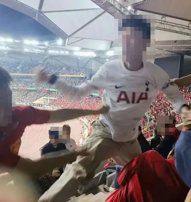 ▲ 21일 중국 선전 유니버시아드 스포츠센터 관중석에서 열린 한국과 중국 경기에서 손흥민 유니폼을 입은 중국 팬이 일부 중국 관중들에게 공격당했다. ⓒ시나닷컴