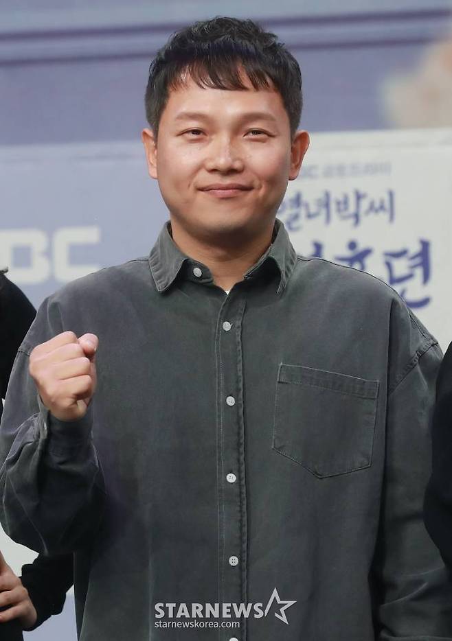 박상훈 감독이 22일 오후 서울 마포구 상암동 MBC에서 진행된 금토드라마 '열녀박씨 계약결혼뎐' 제작발표회에 참석해 포즈를 취하고 있다.  죽음을 뛰어넘어 2023년 대한민국에 당도한 19세기 욕망 유교걸 박연우와 21세기 무감정끝판왕 강태하의 금쪽같은 계약결혼 스토리 '열녀박씨 계약결혼뎐'은 오는 24일 첫 방송된다. /2023.11.22 /사진=이동훈