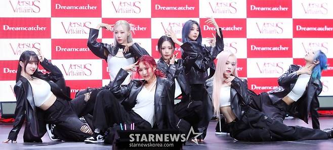 걸그룹 드림캐쳐(DREAMCATCHER)가 22일 오후 서울 광진구 건국대학교 새천년관에서 진행된 아홉 번째 미니앨범 'VillainS(빌런스)' 발매 기념 쇼케이스에 참석해 포즈를 취하고 있다.  드림캐쳐의 이번 앨범에는 타이틀 'OOTD(오오티디)'부터 'Intro : This My Fashion(인트로 : 디스 마이 패션)', 'Rising(라이징)', 'Shatter(쉐터)', 'We Are Young(위 아 영)'까지 수록됐다. 2023.11.22 ㄴㅁ /사진=김창현