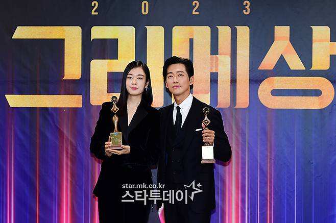 2023 그리메시상식 최우수상 수상자 배우 안은진(왼쪽)과 남궁민. <강영국 기자>