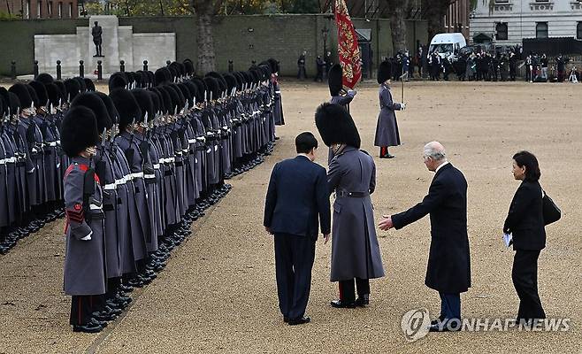 왕실 근위대 사열하는 윤석열 대통령과 찰스3세 국왕 (런던=연합뉴스) 진성철 기자 = 영국을 국빈 방문한 윤석열 대통령이 21일(현지시간) 런던 호스가즈 광장에서 열린 공식환영식에서 찰스 3세 영국 국왕과 왕실 근위대를 사열하고 있다. 2023.11.21 zjin@yna.co.kr