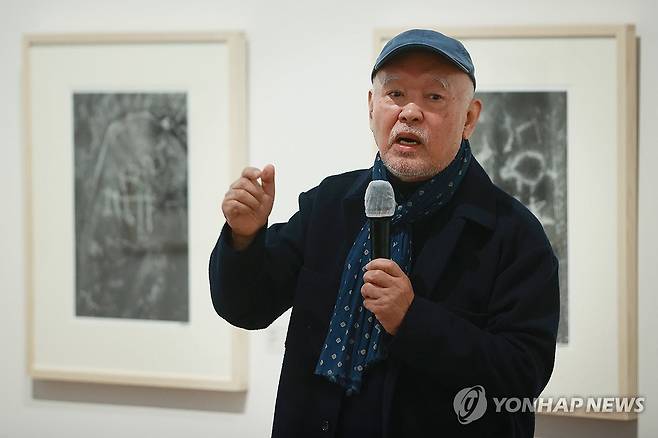 작품 소개하는 강운구 작가 (서울=연합뉴스) 진연수 기자 = 21일 서울 종로구 뮤지엄한미 삼청에서 열린 기획전 강운구의 '암각화 또는 사진' 간담회에서 다큐멘터리 사진작가 강운구가 작품을 소개하고 있다. 2023.11.21 jin90@yna.co.kr