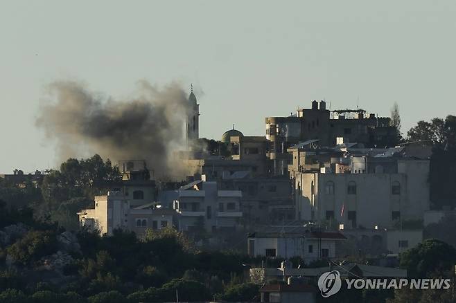 공격받아 연기 피어오르는 레바논 남부 마을 [AP=연합뉴스 자료사진. 재판매 및 DB 금지]