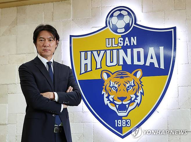 울산 현대 홍명보 감독, 엠블럼과 함께 (울산=연합뉴스) 김용태 기자 = 프로축구 울산 현대 홍명보 감독이 지난 21일 오후 울산시 동구 구단 클럽하우스에서 진행된 취재진과의 인터뷰에 앞서 포즈를 취하고 있다. 2023.11.22 yongtae@yna.co.kr