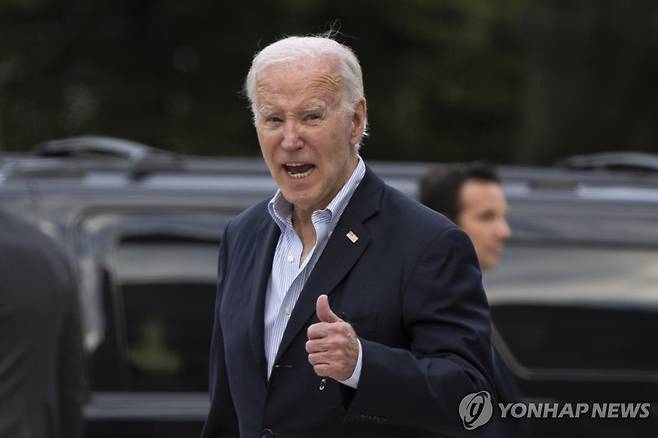 '인도주의적 교전 중단 진전' 있다는 바이든 [AP=연합뉴스 자료사진] 조 바이든 미국 대통령이 11월4일(현지시간) 델라웨어주 레호보스 비치에 있는 한 성당에서 미사에 참석한 후 기다리던 기자의 질문에 답하고 있다. 이날 취재진이 '가자지구의 인도적 교전 중단에 진전이 있느냐'는 질문을 하자 바이든 대통령은 엄지손가락을 들어 보이며 "그렇다(yes)"고 답했다. 2023.11.05 besthope@yna.co.kr