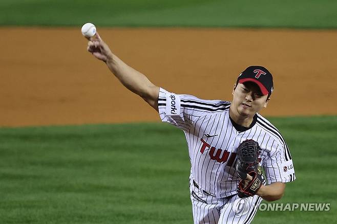 LG 마무리 고우석 역투 (서울=연합뉴스) 김주성 기자 = 8일 서울 잠실야구장에서 열린 2023 KBO 한국시리즈 2차전 kt wiz와 LG 트윈스의 경기. 
    LG 마무리 투수 고우석이 역투하고 있다. 2023.11.8 utzza@yna.co.kr