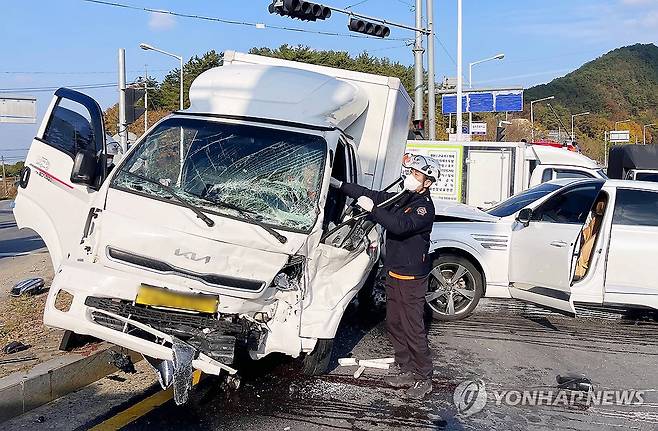 광주 백마교차로서 화물차-SUV 충돌 사고 (광주=연합뉴스) 22일 오후 광주 서구 서창동 백마교차로에서 화물차와 스포츠유틸리티차(SUV) 간 충돌 사고가 발생해 소방 당국이 구조 작업을 하고 있다. 2023.11.22 [독자 제공. 재판매 및 DB 금지] daum@yna.co.kr