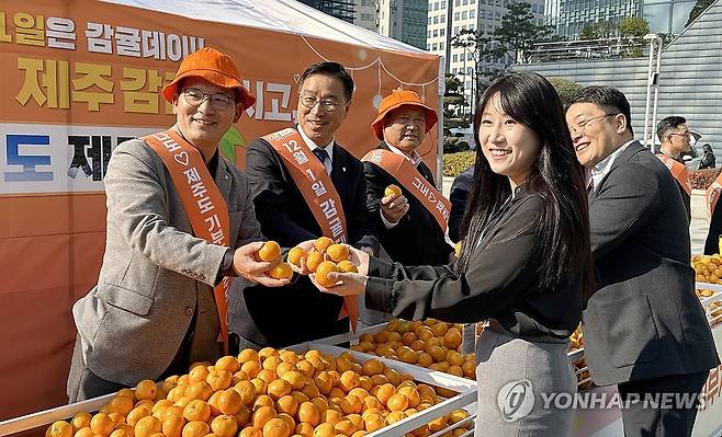 감귤데이·제주도 고향사랑기부 이벤트 (제주=연합뉴스) 농협제주본부와 제주도는 22일 서울시 서대문구에 있는 농협중앙회 중앙본부 광장에서 '12월 1일은 감귤데이, 나도♡제주도 고향사랑기부' 이벤트를 진행했다. 윤재춘 농협제주본부장과 위성곤 국회의원(이상 왼쪽부터) 등이 농협 직원들에게 감귤을 나눠주고 있다. 2023.11.22 [농협제주본부 제공. 재판매 및 DB 금지]