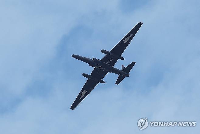 국방부 "군사분계선 일대 공중 감시·정찰 활동 복원" (평택=연합뉴스) 홍기원 기자 = 북한이 로켓을 발사해 군사정찰위성을 우주궤도에 진입시키는 데 성공했다고 주장한 22일 오후 경기도 평택시 주한미공군 오산기지에서 고공정찰기 U-2S가 착륙하고 있다. 
    정부는 북한의 군사 정찰위성 발사에 따른 대응 조치로 '9·19 남북 군사합의'에서 대북 정찰 능력을 제한하는 조항의 효력을 정지했다.
    국방부는 이에 따라 군사분계선(MDL) 일대 북한의 도발 징후에 대한 감시와 정찰 활동을 복원한다고 발표했다. 2023.11.22 xanadu@yna.co.kr