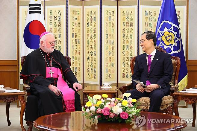 한덕수 총리, 교황청 외교장관 접견 (서울=연합뉴스) 한덕수 국무총리(오른쪽)가 22일 정부서울청사에서 폴 리차드 갈라거 교황청 외교장관을 접견하고 있다. 2023.11.22 [총리실 제공. 재판매 및 DB 금지] photo@yna.co.kr