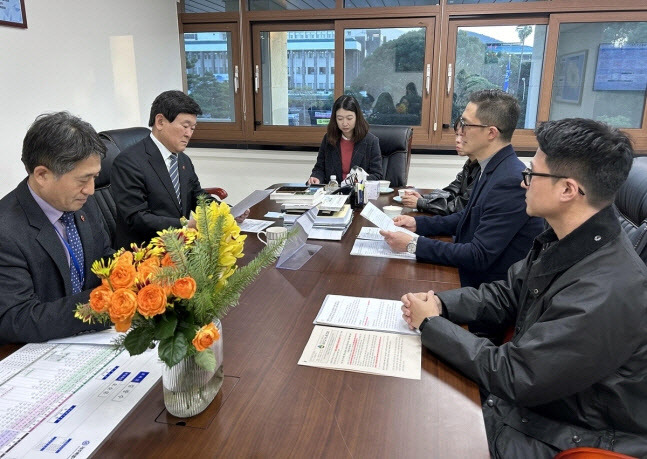 (왼쪽 두번째)김광수 제주교육감과 제주교사노조 면담 사진. (사진 제공=제주교사노조)