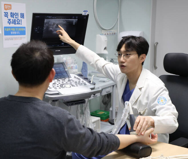바른세상병원 수족부센터 김동민 원장이 환자에게 초음파 진단 결과를 설명하고 있다.
