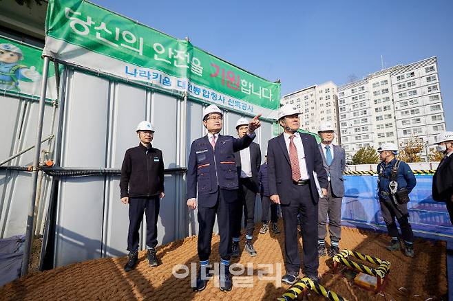 권남주 캠코 사장이 23일 나라키움 대전통합청사 건설 현장에서 시공사, 사업관리단 등 관계자들과 겨울철 안전사고 예방을 위한 특별 안전점검을 실시했습니다.(사진=한국자산관리공사)