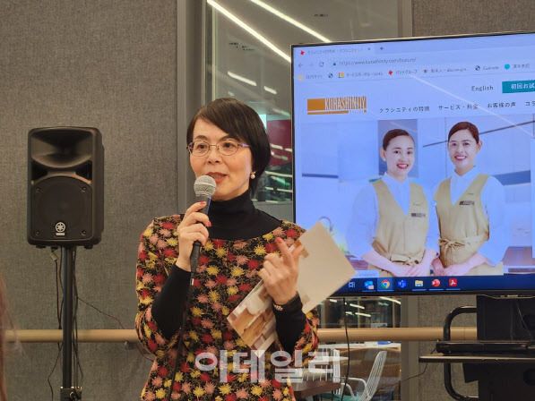 지난 17일 일본 도쿄의 파소나그룹 사무실에서 다무라 후미코 파소나그룹 이사가 일본의 외국인 가사근로자 사업에 대해 설명하고 있다.(사진=고용노동부 공동취재단)