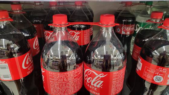 탄산음료 2개를 묶음 판매하기 위해 끼우는 고리는 재포장 금지법 규제를 받지 않는다. 〈사진=이지현 기자〉