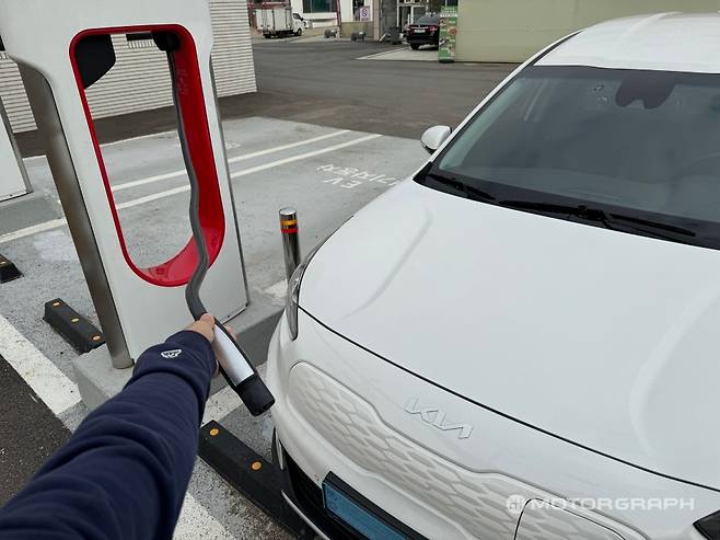 케이블이 짧아 닿지 않는다