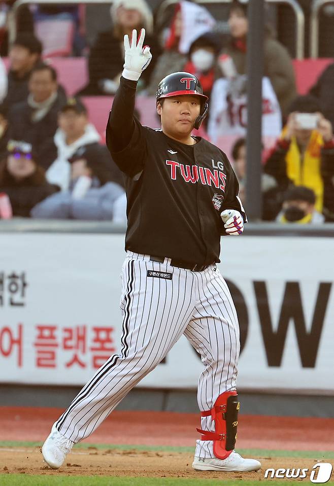 11일 오후 경기도 수원시 장안구 수원KT위즈파크에서 열린 '2023 신한은행 SOL KBO 포스트시즌' 한국시리즈 4차전 kt 위즈와 LG 트윈스의 경기, LG 김범석이 8회초 1사 안타를 친 뒤 세리머니를 하고 있다. 2023.11.11/뉴스1 ⓒ News1 김진환 기자