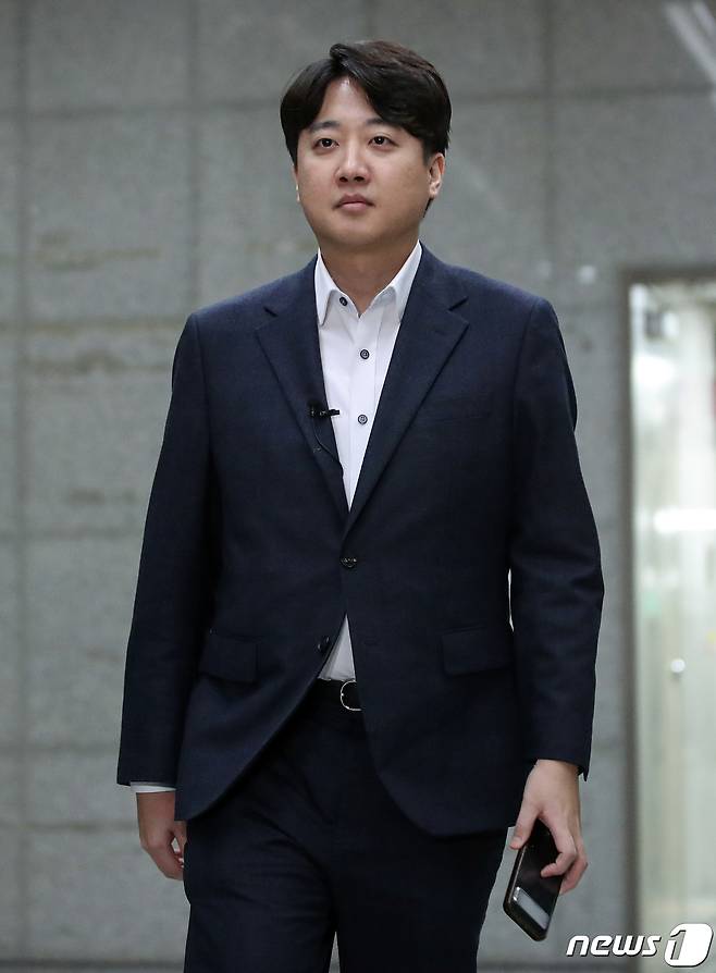 이준석 전 국민의힘 대표가 22일 오후 서울 성북구 고려대학교 4.18 기념관에서 열린 초청 토론회에 참석하고 있다. 2023.11.22/뉴스1 ⓒ News1 이승배 기자