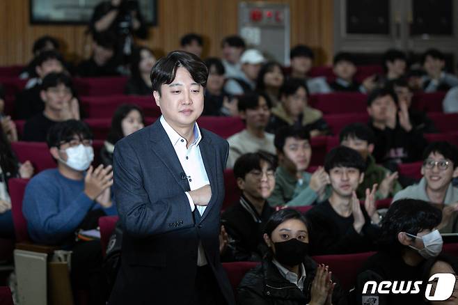 이준석 전 국민의힘 대표가 22일 오후 서울 성북구 고려대학교 4.18 기념관에서 열린 초청 토론회에 참석하고 있다. 2023.11.22/뉴스1 ⓒ News1 이승배 기자