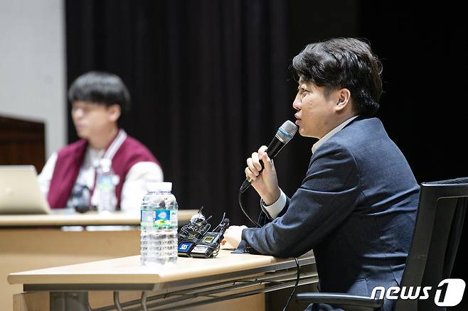 이준석 전 국민의힘 대표가 22일 오후 서울 성북구 고려대학교 4.18 기념관에서 열린 초청 토론회에 참석해 발언하고 있다. 2023.11.22/뉴스1 ⓒ News1 이승배 기자