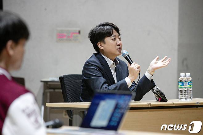 이준석 전 국민의힘 대표가 22일 오후 서울 성북구 고려대학교 4.18 기념관에서 열린 초청 토론회에 참석해 발언하고 있다. 2023.11.22/뉴스1 ⓒ News1 이승배 기자