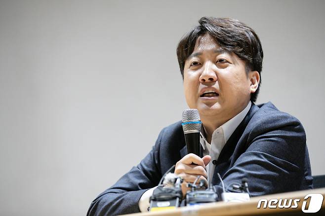 이준석 전 국민의힘 대표가 22일 오후 서울 성북구 고려대학교 4.18 기념관에서 열린 초청 토론회에 참석해 발언하고 있다. 2023.11.22/뉴스1 ⓒ News1 이승배 기자