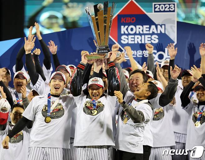 13일 오후 서울 송파구 잠실야구장에서 열린 프로야구 '2023 신한은행 SOL KBO 포스트시즌' 한국시리즈 5차전 LG 트윈스와 kt 위즈의 경기에서 LG 트윈스가 6대2로 승리하며 우승을 차지했다. LG 염경엽 감독, 김인석 스포츠단 대표, 차명석 단장, 임찬규 등 선수들이 우승 트로피를 들고 기념촬영을 하고 있다. 2023.11.13/뉴스1 ⓒ News1 김진환 기자