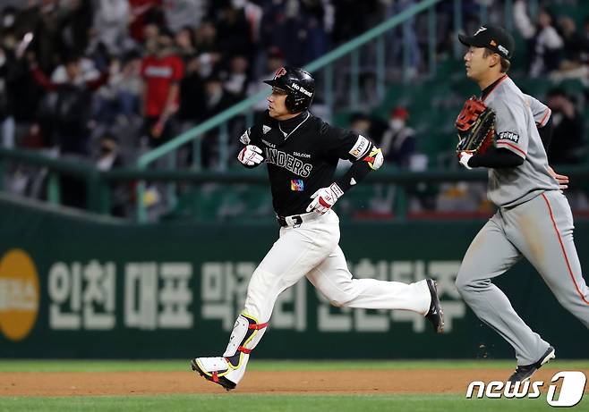 3일 오후 인천 SSG랜더스필드에서 열린 프로야구 2022 KBO 리그 SSG랜더스와 한화이글스의 경기에서 7회말 SSG공격 1사 2루 상황때 김강민이 1타점 적시타로 2루까지 출루하고 있다. 2022.5.3/뉴스1 ⓒ News1 구윤성 기자