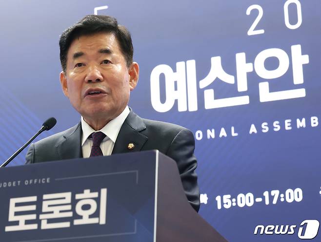 김진표 국회의장이 31일 오후 서울 여의도 국회 소통관에서 열린 2024년도 예산안 토론회에서 축사를 하고 있다. 2023.10.31/뉴스1 ⓒ News1 송원영 기자