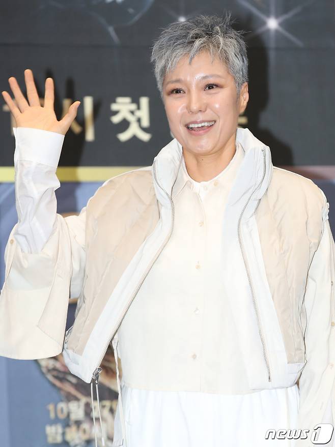 가수 이은미가 26일 오후 서울 영등포구 KBS 웨딩홀에서 진행된 KBS 2TV 예능프로그램 ‘골든걸스’ 제작발표회에서 포즈를 취하고 있다. ‘골든걸스’는 박진영 프로듀서를 필두로 인순이, 박미경, 신효범, 이은미로 이뤄진 도합 151년 경력의 국내 최고 보컬리스트의 신(神)인 디바 데뷔 프로젝트다. 2023.10.26/뉴스1 ⓒ News1 권현진 기자