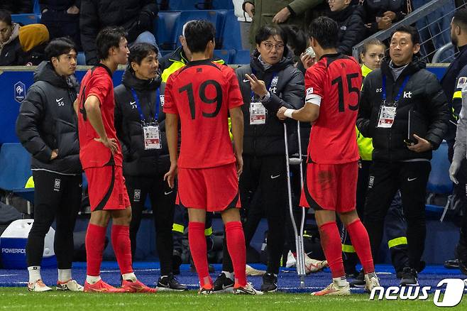 황선홍 올림픽 축구 대표팀 감독이 20일 오후(현지시간) 프랑스 노르망디 지방의 항구도시 르아브르 ‘스타드 오세안(Stade Océane)’에서 열린 프랑스 21세 이하(U-21) 대표팀과 평가전에서 전반 종료 후 선수들을 지도하고 있다. 2023.11.21/뉴스1 ⓒ News1 이준성 기자