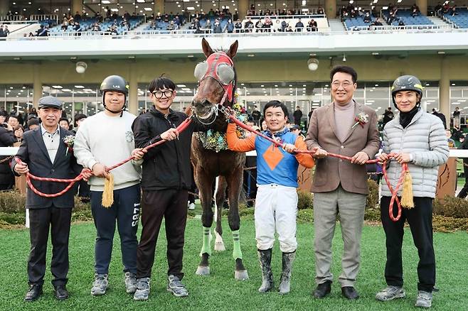 위너스맨과 관계자들의 시상식 사진.