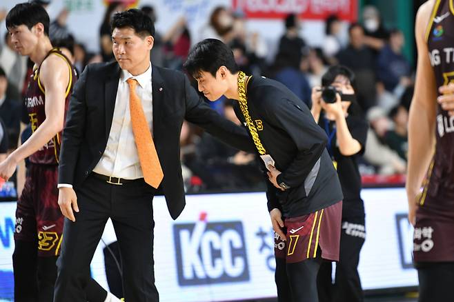 LG 조상현 감독이 유기상을 다독거리고 있다. 사진 | KBL