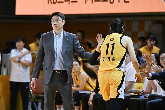 청주 국민은행 김완수 감독(왼쪽)과 강이슬. 사진 | WKBL