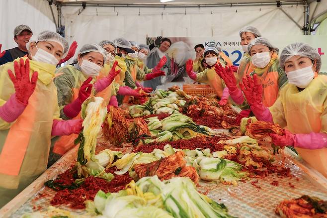 한국마사회 임직원이 바로마켓 김장 나눔 행사에 동참해 김장을 담그고 있다. 사진제공=한국마사회